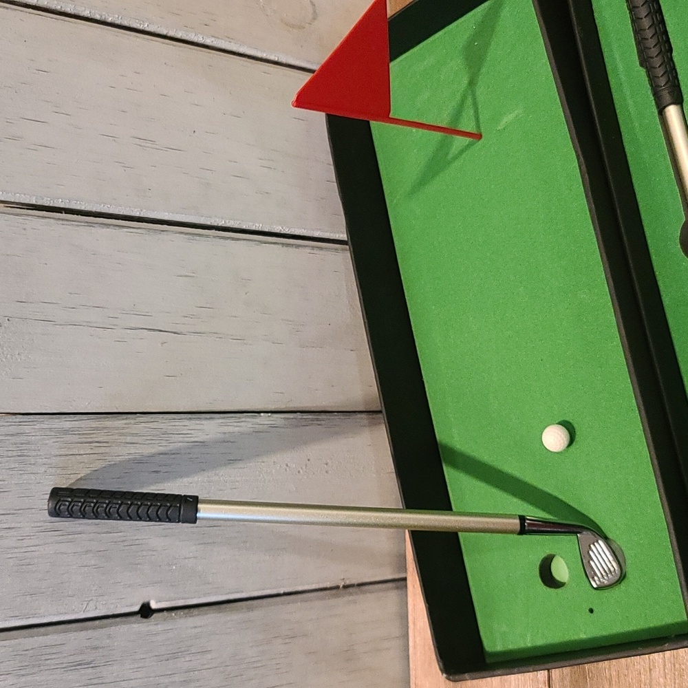 DESKTOP GOLF pen set with clubs balls putting green NIB NWT - Picture 2 of 10